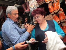 Cárdenas ha visitado durante su campaña lugares dónde confluye el comercio de los tapatíos, como San Juan de Dios. ARCHIVO  /