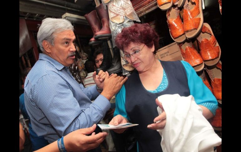 Cárdenas ha visitado durante su campaña lugares dónde confluye el comercio de los tapatíos, como San Juan de Dios. ARCHIVO  /