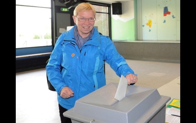 La presidenta de la Asociación de Electores del Sur de Schleswig, Anke Spoorendonk, ejerce su derecho al voto. EFE  /