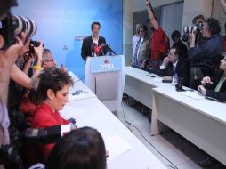 El líder de la Coalición de la Izquierda Radical (Syriza), Alexis Tsipras, hablando ante la prensa. EFE  /