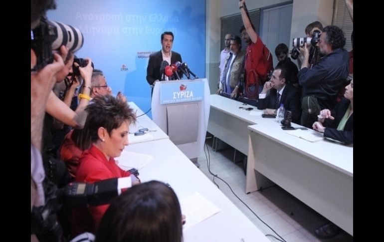 El líder de la Coalición de la Izquierda Radical (Syriza), Alexis Tsipras, hablando ante la prensa. EFE  /