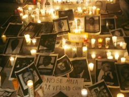 Fotografías de periodistas asesinados colocados en un homenaje ayer en Ciudad de México. ARCHIVO  /