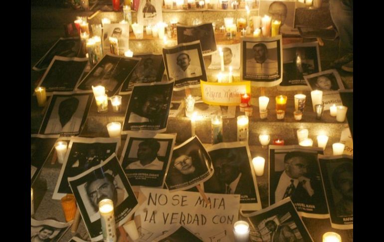 Fotografías de periodistas asesinados colocados en un homenaje ayer en Ciudad de México. ARCHIVO  /