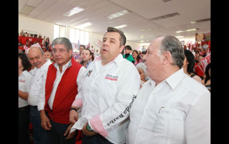 El abanderado tricolor firmó varios compromisos con las colonias visitadas y  agradeció a los ahí presentes por su apoyo.ARCHIVO  /