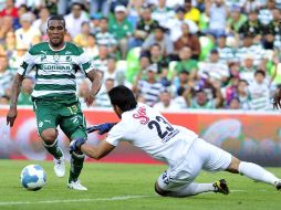 Christian Suáres de Santos, trata de ir por el balón ante la salida de Édgar Hernández, portero de Jaguares. EFE  /