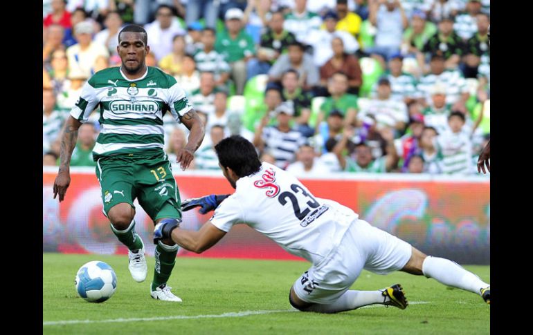 Christian Suáres de Santos, trata de ir por el balón ante la salida de Édgar Hernández, portero de Jaguares. EFE  /