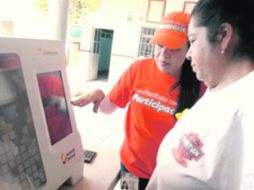 Asistentes del IEPC ayudaron a los ciudadanos de la Ribera de Chapala interesados en utilizar la urna electrónica.  /