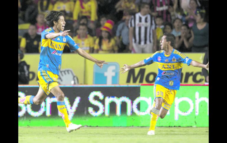 Hugo Ayala (i) inició con la goleada en el segundo tiempo; aquí festeja su anotación con Elías Hernández. MEXSPORT  /