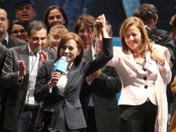 Josefina departió con simpatizantes y correligionarios. En la foto aparece escoltada por Ernesto Cordero y Margarita Zavala. NOTIMEX  /