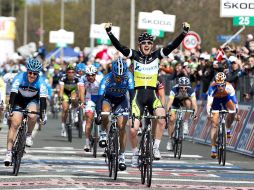 :  Matthew Harley Goss del equipo Origa-Greenedge gana la tercera etapa del giro de Italia celebrada hoy. EFE  /