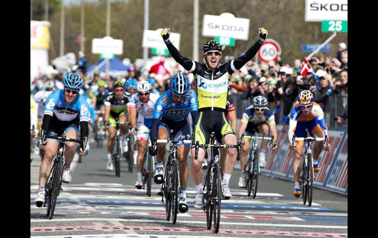 :  Matthew Harley Goss del equipo Origa-Greenedge gana la tercera etapa del giro de Italia celebrada hoy. EFE  /