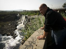 Enrique Alfaro a un costado del puente que enlaza los municipios de El Salto y Juanacatlán.  /