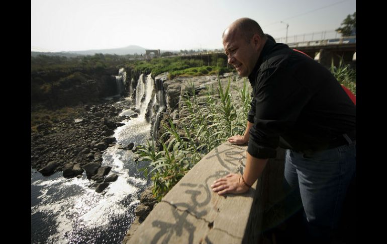 Enrique Alfaro a un costado del puente que enlaza los municipios de El Salto y Juanacatlán.  /