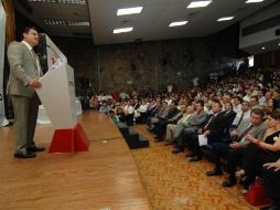 Sandoval Díaz durante el encuentro con docentes, estudiantes del CUCSH y personalidades en materia de Justicia. ESPECIAL  /