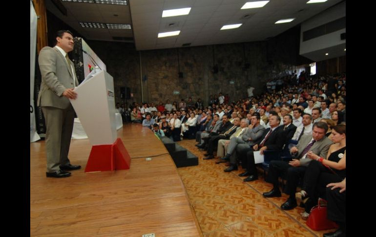 Sandoval Díaz durante el encuentro con docentes, estudiantes del CUCSH y personalidades en materia de Justicia. ESPECIAL  /