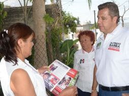 Alfredo Barba solicitó el apoyo de los vecinos para llegar a la presidencia municipal. ESPECIAL  /