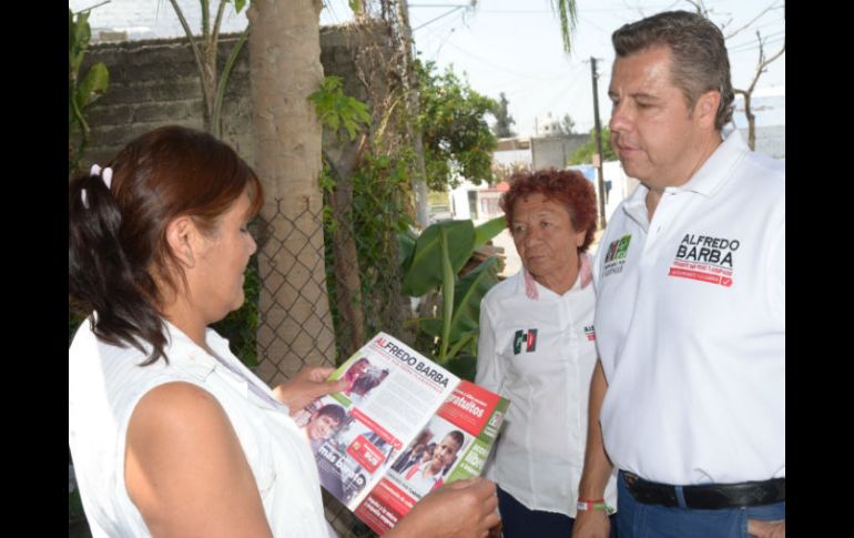 Alfredo Barba solicitó el apoyo de los vecinos para llegar a la presidencia municipal. ESPECIAL  /