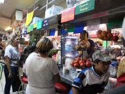 El candidato priísta en su visita a tianguis y mercados escuchó necesidades de los comerciantes y locatarios. ARCHIVO  /