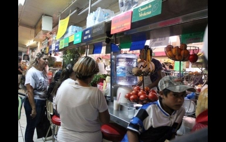 El candidato priísta en su visita a tianguis y mercados escuchó necesidades de los comerciantes y locatarios. ARCHIVO  /