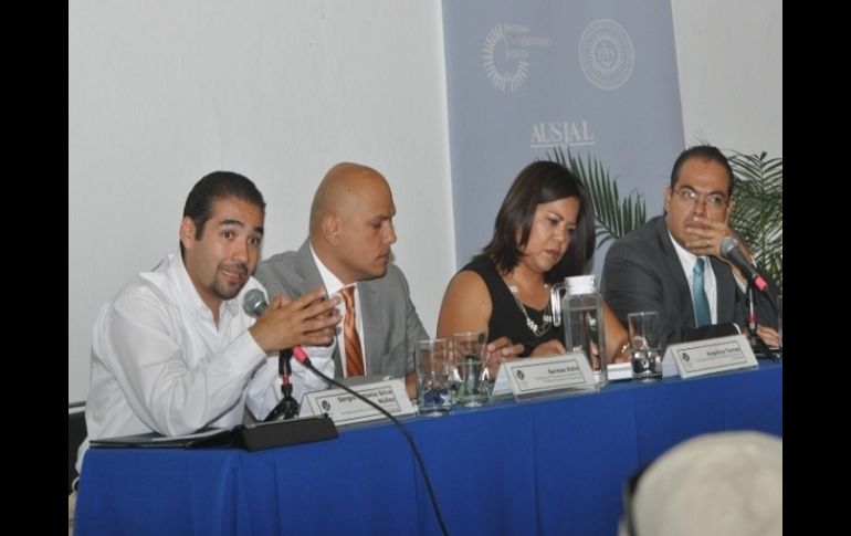 Candidatos a la presidencia de Tlaquepaque en el panel organizado por el ITESO. ESPECIAL  /