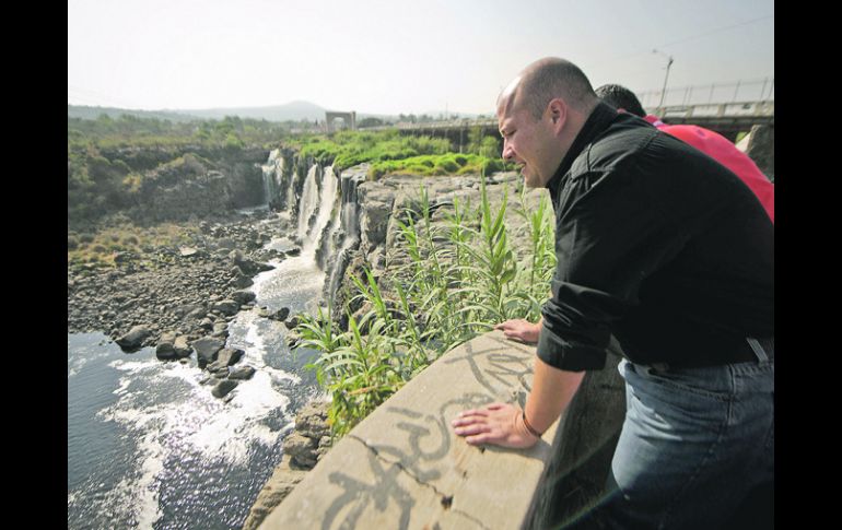 Enrique Alfaro observa las aguas contaminadas del Río Santiago.  /