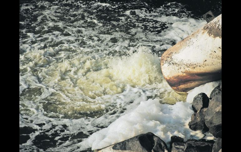 Los ductos de descargas de aguas residuales aún vierten líquidos contaminados al afluente.  /