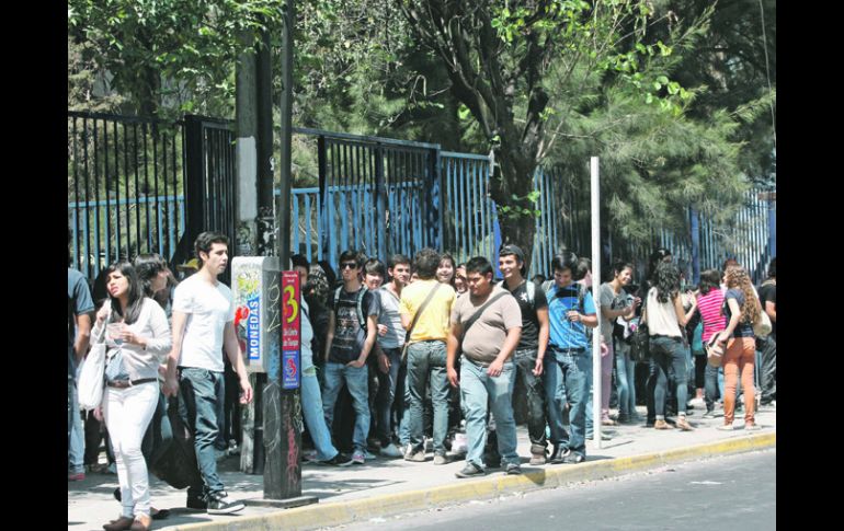 Hora pico en las afueras de la Preparatoria 10, escuela a la que pertenecía Itzel Adilene Rodríguez.  /