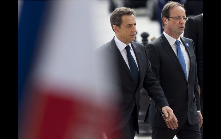 El socialista François Hollande (d), presidente electo de Francia y el mandatario Nicolas Sarkozy. EFE  /