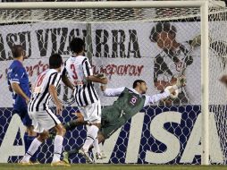 Imagen del primer gol del partido en el que Jesús Corona no pudo detener el balón. AP  /