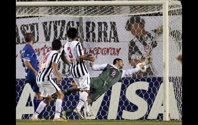 Imagen del primer gol del partido en el que Jesús Corona no pudo detener el balón. AP  /