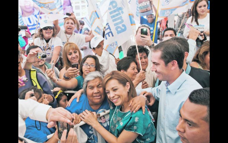 Josefina Vázquez Mota posó con sus simpatizantes en Guanajuato. NTX  /