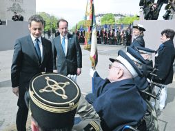 Nicolas Sarkozy y Francois Hollande, saludan a los veteranos de la Segunda Guerra Mundial. AFP  /