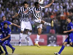 Ayer, el jugador del Libertad de Paraguay Víctor Cáceres (c d,) anotó un gol ante Cruz Azul.  EFE  /