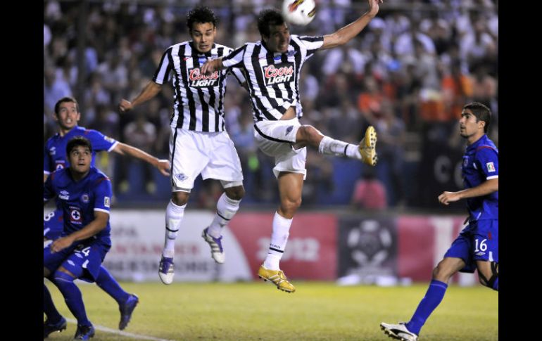 Ayer, el jugador del Libertad de Paraguay Víctor Cáceres (c d,) anotó un gol ante Cruz Azul.  EFE  /