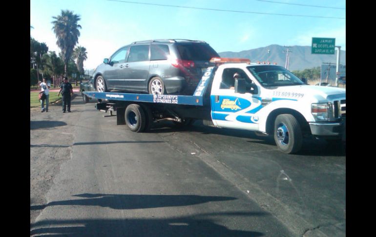 La mañana de este miércoles fueron localizados, al interior de dos camionetas, al menos una decena de cuerpos.  /