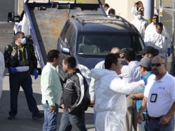 Los vehículos fueron trasladados el Instituto Jalisciense de Ciencias Forenses, donde se realizan las investigaciones en el caso. EFE  /