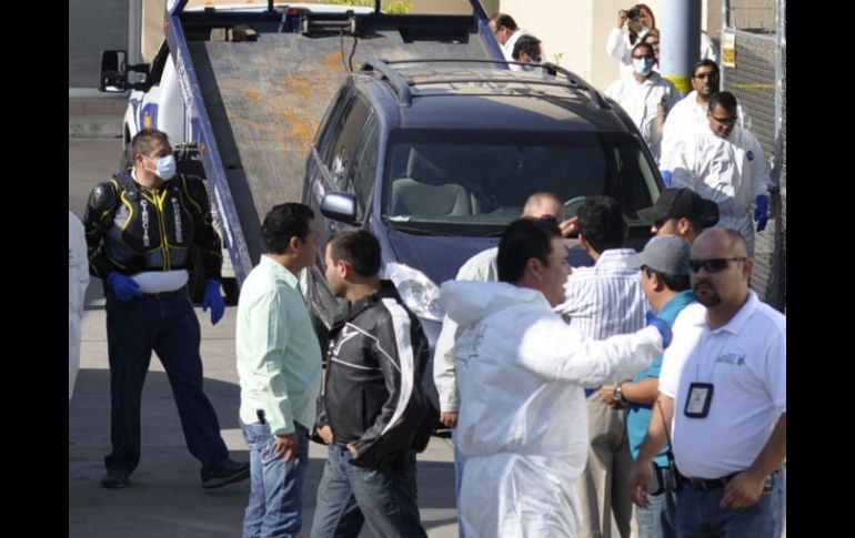 Los vehículos fueron trasladados el Instituto Jalisciense de Ciencias Forenses, donde se realizan las investigaciones en el caso. EFE  /