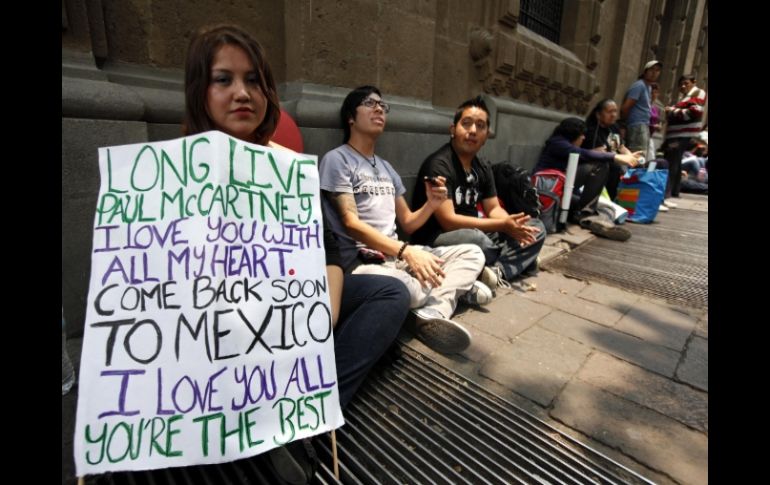 Fans comienzan a hacer filas para obtener un lugar en la plancha del Zócalo capitalino. NTX  /