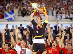 Iker Casillas levanta la Copa luego de ganar la final de la Euro 2008. AFP  /