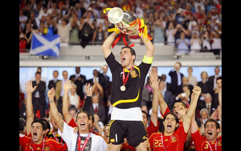 Iker Casillas levanta la Copa luego de ganar la final de la Euro 2008. AFP  /