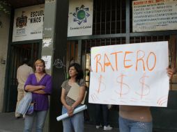 Manifestación de madres de familia en la Escuela Urbana 19 Niños Héroes.  /