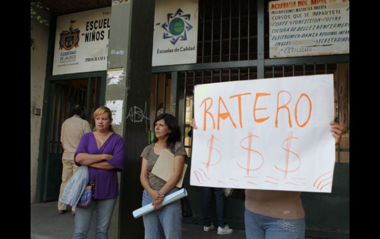 Manifestación de madres de familia en la Escuela Urbana 19 Niños Héroes.  /