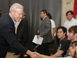 A pesar de lo ''saludador'', algunos estudiantes comentaron que les resulta un candidato ''aburrido y falto de propuestas''.  /