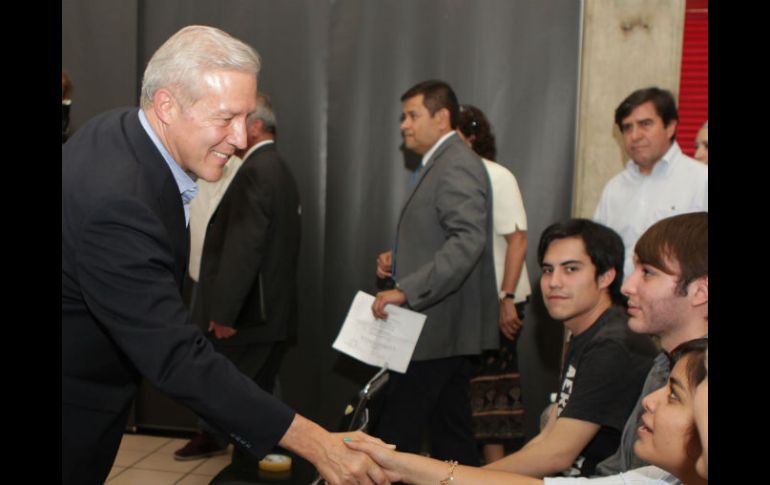 A pesar de lo ''saludador'', algunos estudiantes comentaron que les resulta un candidato ''aburrido y falto de propuestas''.  /