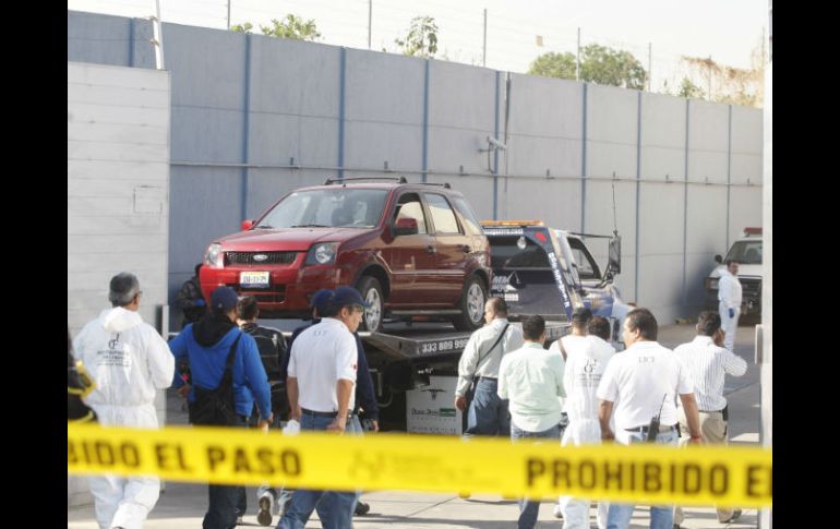 Esta mañana los restos encontrados en los automóviles fueron trasladados por la Procuraduría al IJCF.  /