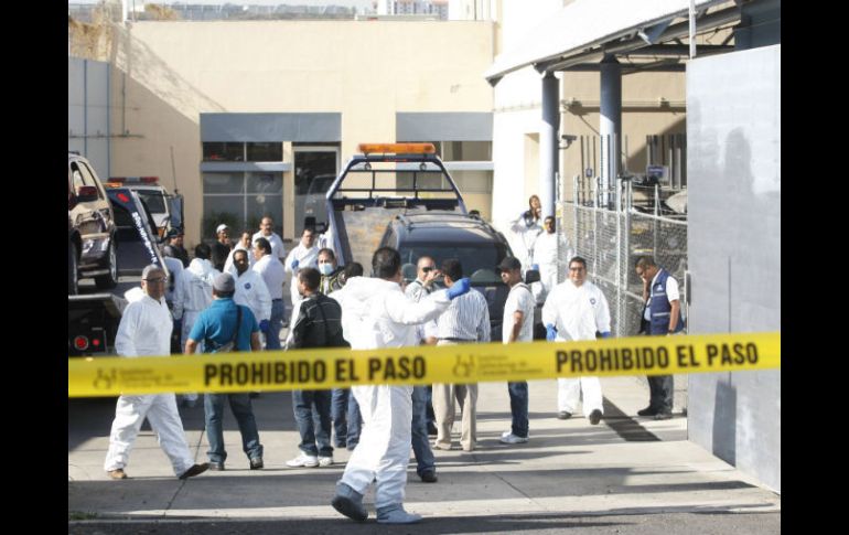 La PGR Delegación Jalisco envió un grupo de peritos forenses a las instalaciones del Semefo.  /