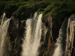 El cauce sigue conteniendo residuos industriales y vapores tóxicos. ARCHIVO  /