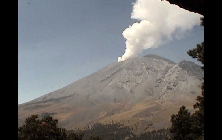 Gases y leves cantidades de ceniza se levantaron hasta un kilómetro en las últimas horas: Cenapred. ARCHIVO  /