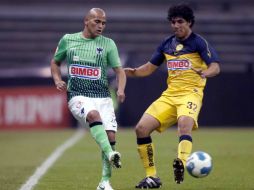 El jugador del América, Erik Pimentel, disputa el balón con el delantero de Rayados, Humberto Suazo. MEXSPORT  /