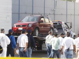 Personal del Instituto de Ciencias Forenses llevó los vehículos a sus instalaciones para continuar las investigaciones.  /